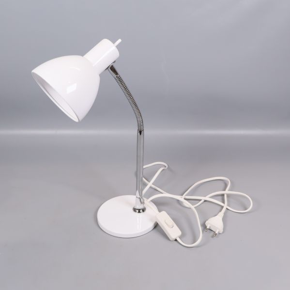 Vit bordslampa med flexibel arm i krom