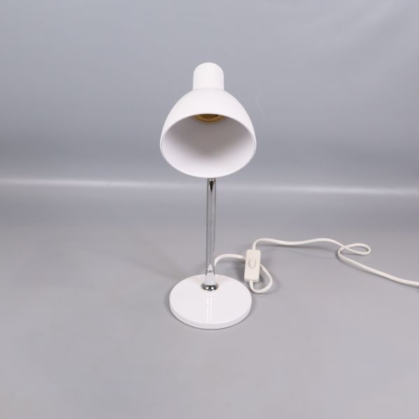 Vit bordslampa fotograferad framifrån på grå bakgrund