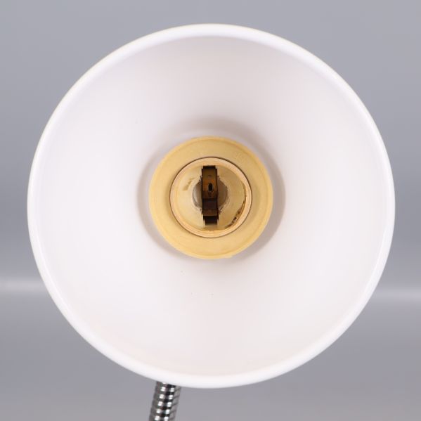 Vit lampskärm fotograferad inuti med sockel synlig