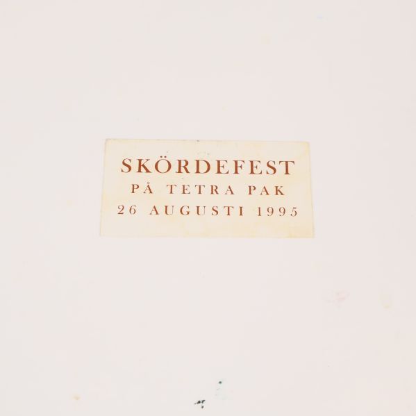 Närbild på etikett med texten Skördefest på Tetra Pak 26 Augusti 1995