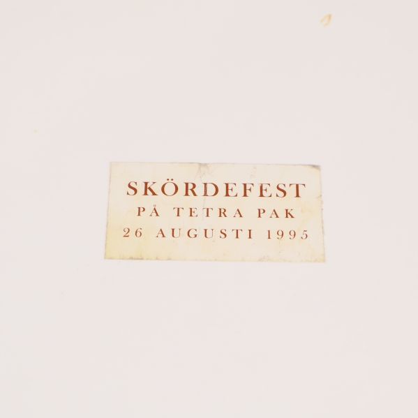 Närbild på etikett som anger event och datum
