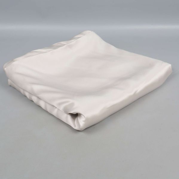 Pärlglänsande tyg vikt i kvadratisk form