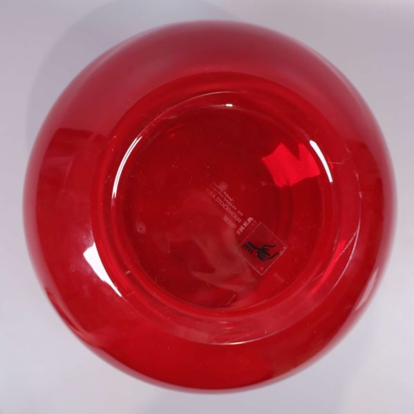 Vasens botten i klarrött glas med etikett