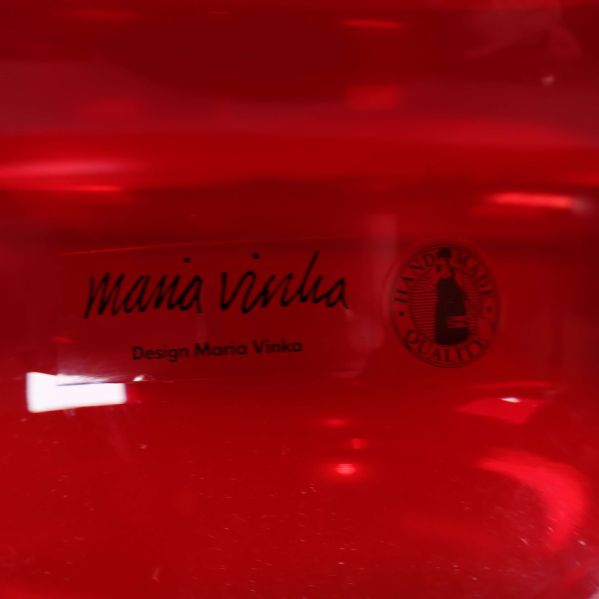 Närbild etikett visar Maria Vinka och logotyp