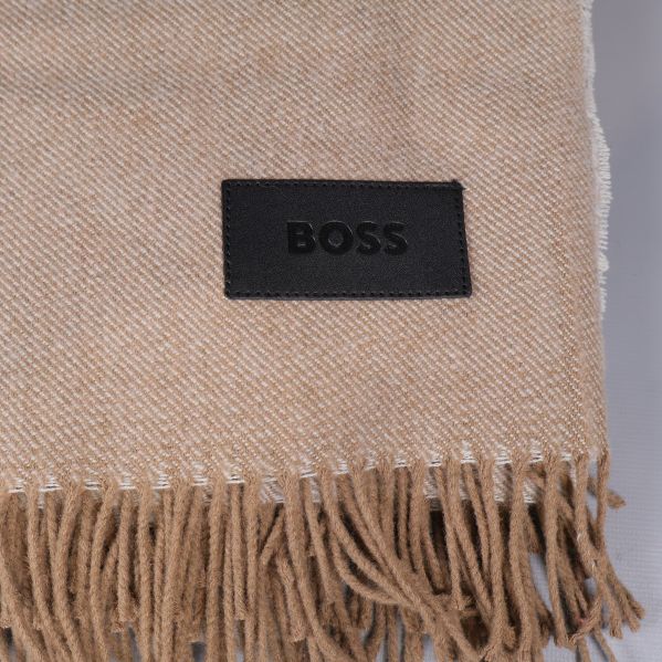 Närbild på BOSS label sytt på plädkant vid fransar