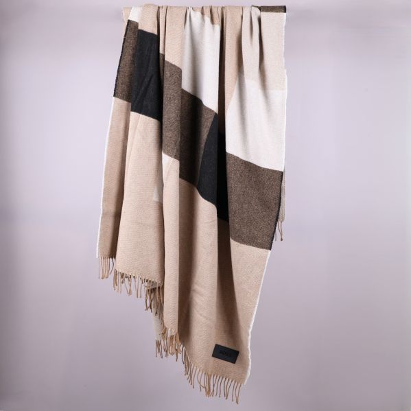 Pläd med rutigt mönster i beige, svart och vitt samt fransar