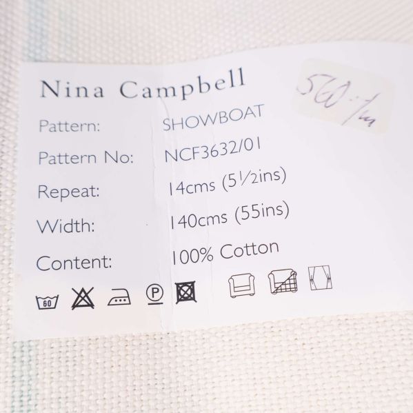 Textetikett från Nina Campbell med materialinformation på baksidan av tyg