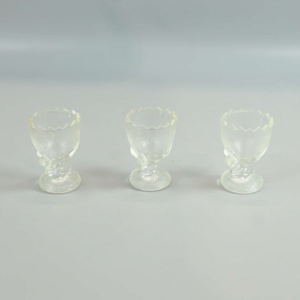 Tre transparenta äggkoppar i glas i rad