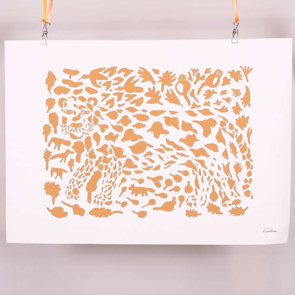 Vitt konsttryck med aprikosfärgad leopard och naturformer