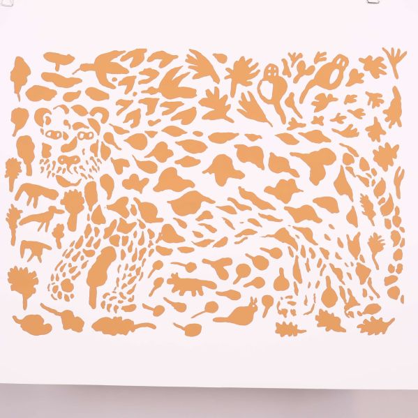 Närbild på konsttryck med aprikosfärgade detaljer och leopard