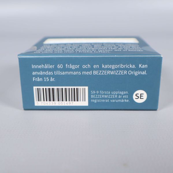 Närbild med text om innehåll och åldersgräns på quizspelet