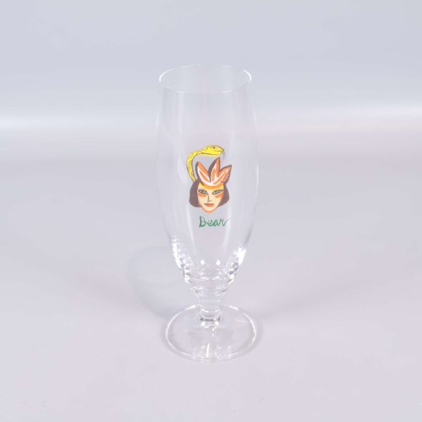Glas med färgglad dekor och texten Bear
