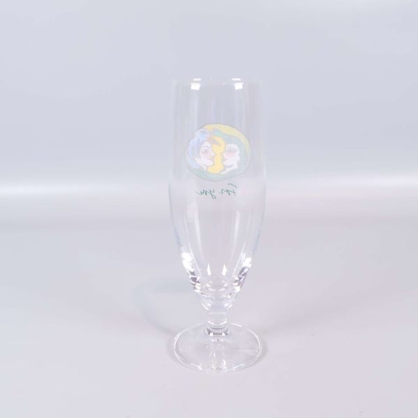 Framifrån på champagneglas med dekorativ design