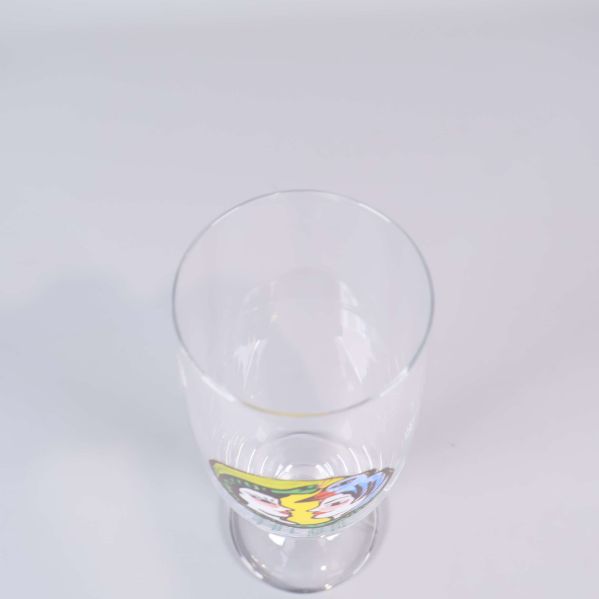 Överifrån vy av klart champagneglas med motiv
