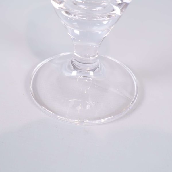 Fot och bas på transparent champagneglas