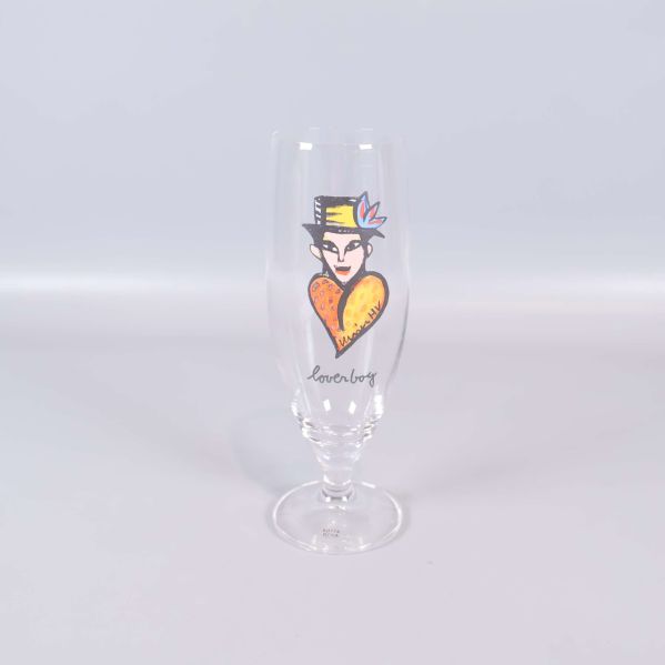 Högt glas med färgglad illustration och texten loverboy