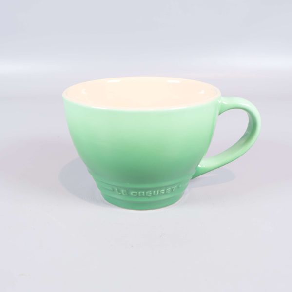 Mintgrön kopp med synlig Le Creuset-logga
