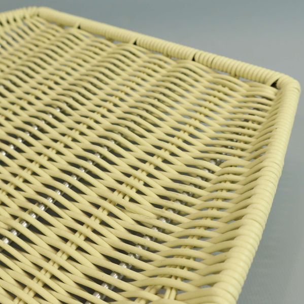 Närbild på fruktbrickans hörn visar flätad beige struktur