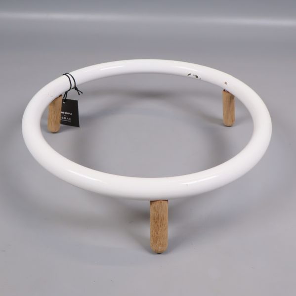 Vit ring i stativdesign med träben, sedd framifrån