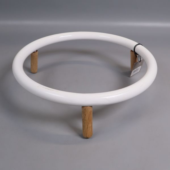 Piedestal med rund vit ring och ben