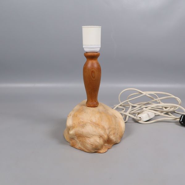 Bordslampa sedd framifrån med synlig träfot
