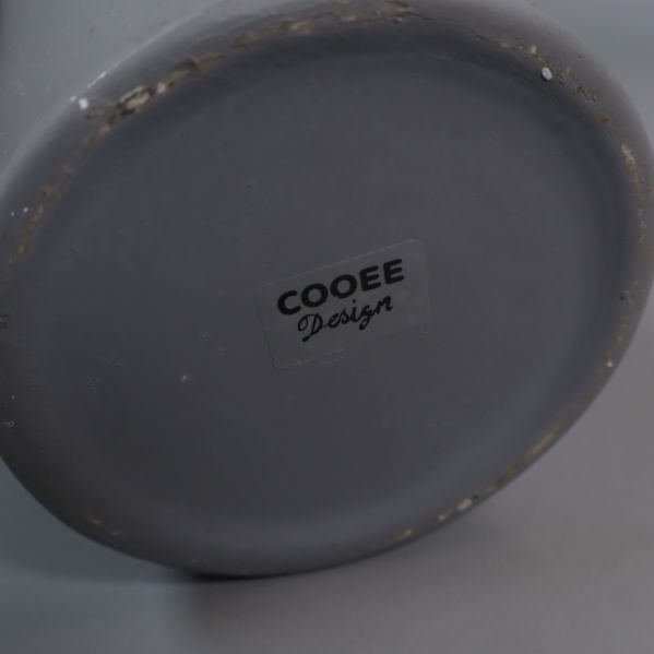 Närbild på botten med etikett Cooee Design