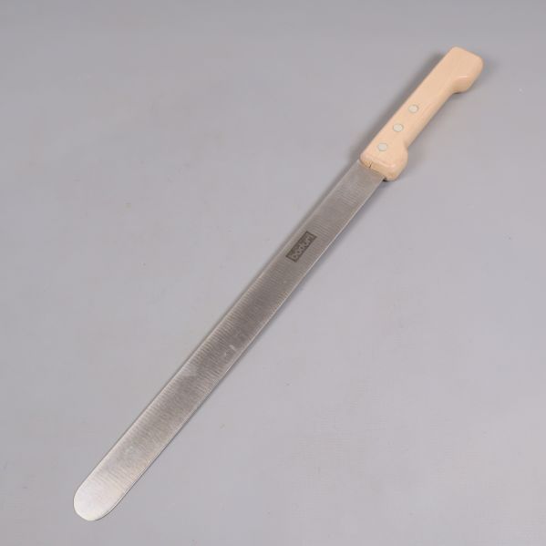 Brödkniv med ljust träskaft och lång klinga