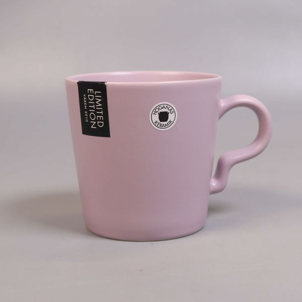 Närbild av ljuslila mugg med Limited Edition-etikett