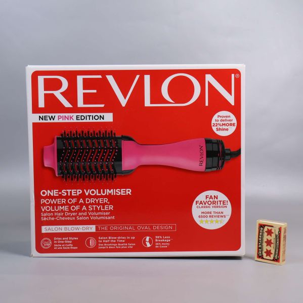 Revlon Volumiser box med tändsticksask för storleksjämförelse