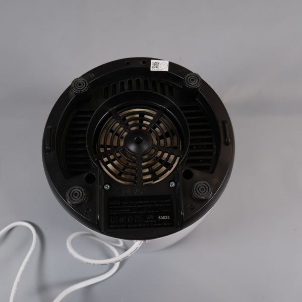Mixerns undersida med ventilation och sladd synlig