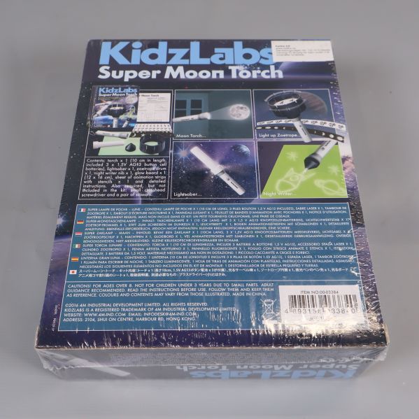 Baksidan av KidzLabs Super Moon Torch med beskrivning och bilder