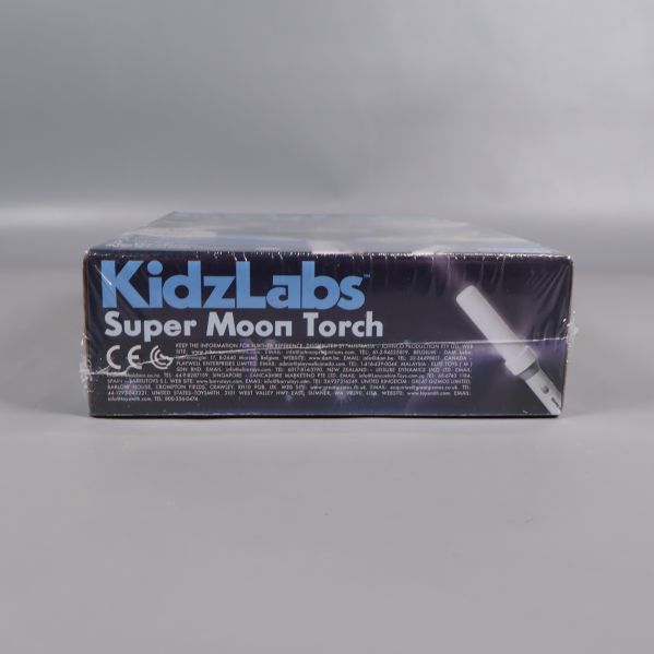 KidzLabs Super Moon Torch sett från sidan med logotyp och text