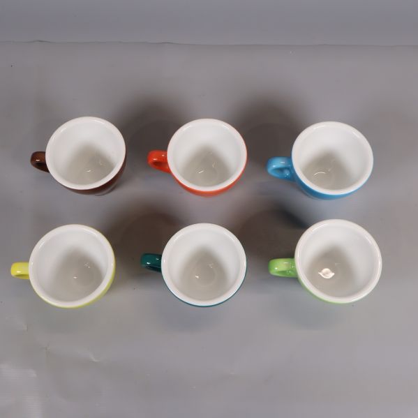 Sex espressokoppar ovanifrån i olika färger