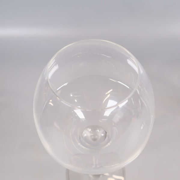 Närbild på öppningen av ett vinprovarglas och dess tunna glas