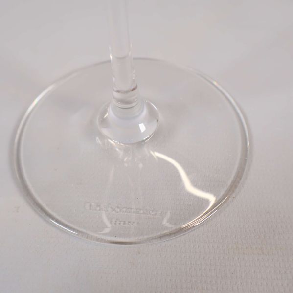Närbild på glasfot med graverad märkning Chef & Sommelier