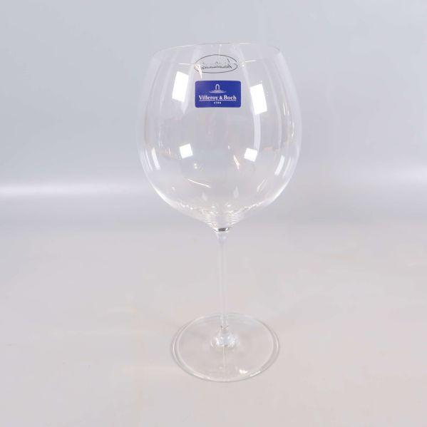 Närbild på ett vinglas med Villeroy & Boch etikett