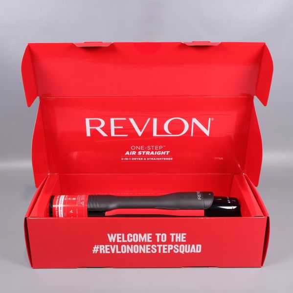 Revlon One-Step Air Straight i röd förpackning med svart stylingverktyg