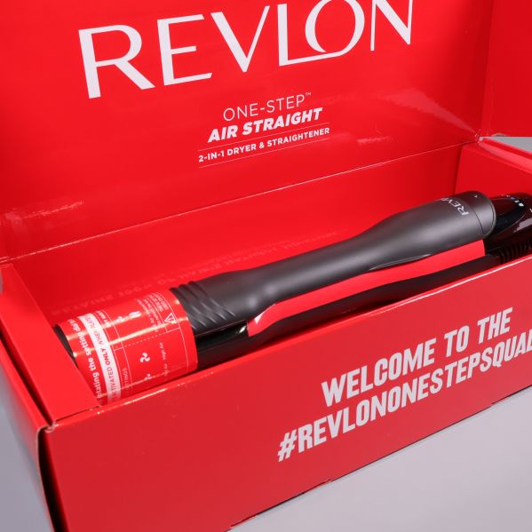 Närbild av Revlon One-Step Air Straight i röd kartong