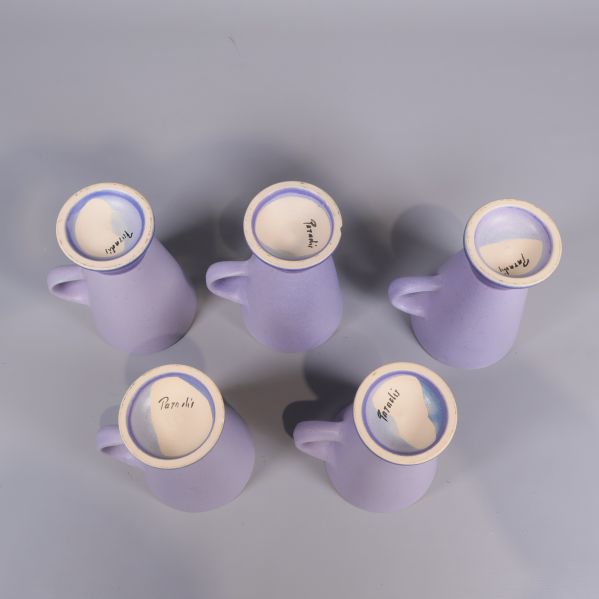 Kaffekoppar vända upp och ner visar signatur