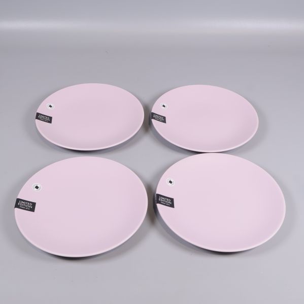 Fyra lila assietter i modern rund design