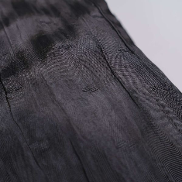 Närbild på plädens textil med diskret glans