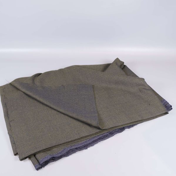 Halvutvikt stor brunmelerad textil med blå kant nedtill
