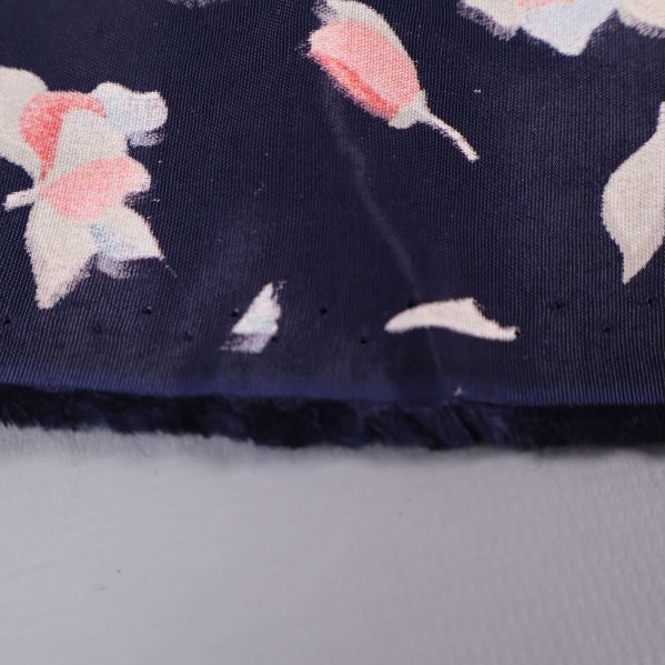 Detalj av tygkant med rosa och vita rosor