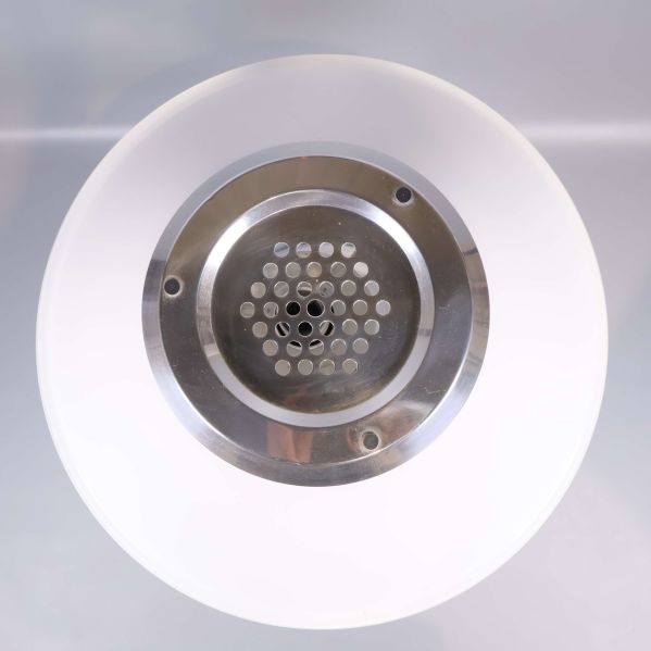 Vy ovanifrån över lampans skärm och metalltoppen
