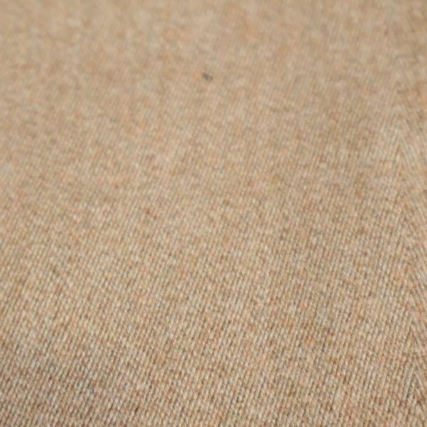 Närbild på undersidans ljusare beige ton