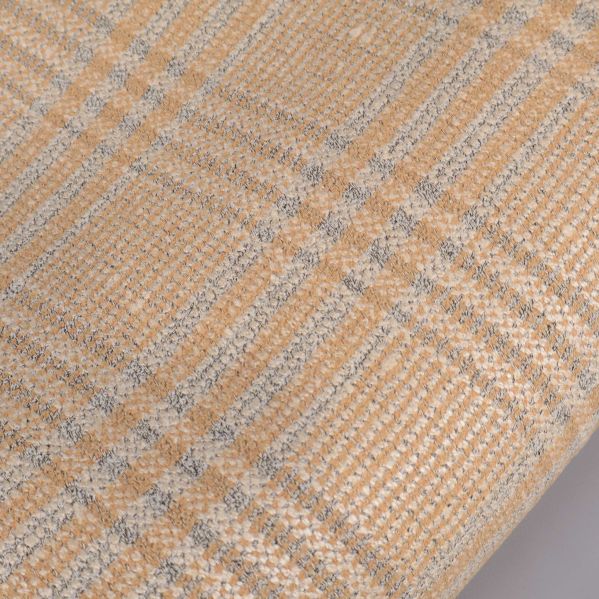 Närbild av rutmönstrat tyg i beige och grått