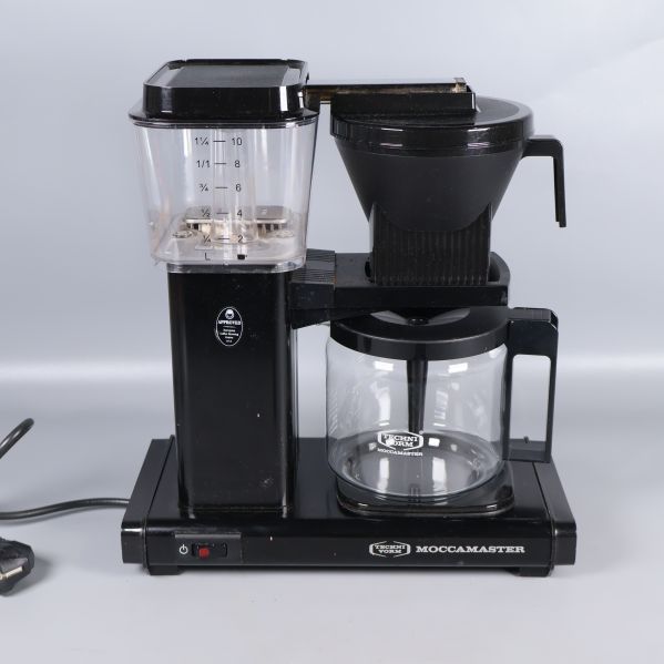 Kaffebryggare framifrån med synlig vattenbehållare och glaskanna