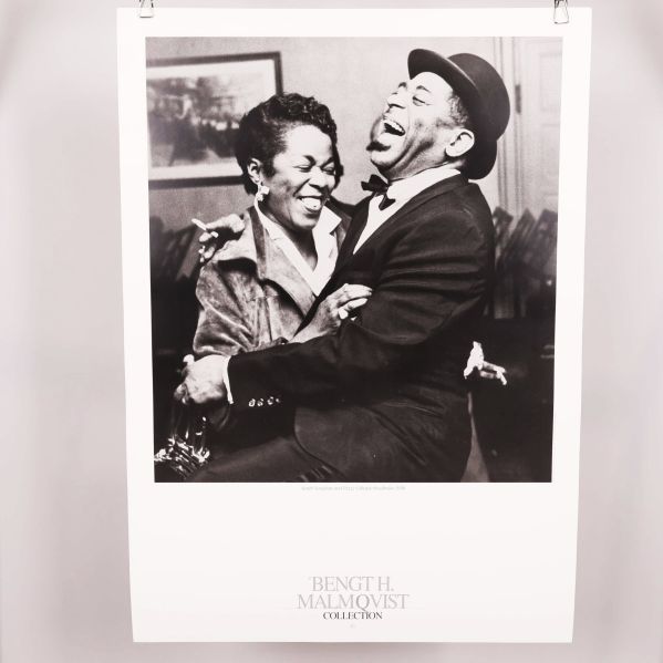 Svartvit poster med skrattande Sarah Vaughan och Dizzy Gillespie