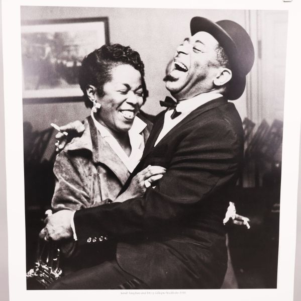 Närbild av Sarah Vaughan och Dizzy Gillespie i glädje