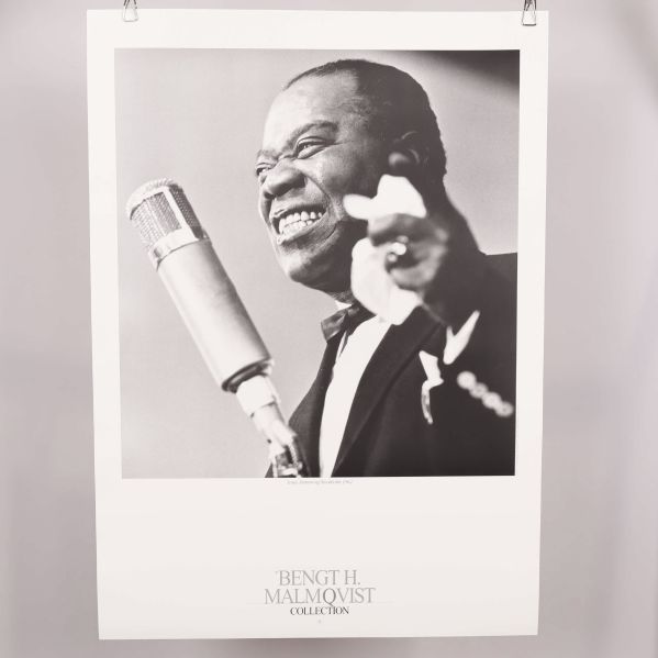 Poster med svartvitt porträtt av artist vid mikrofon